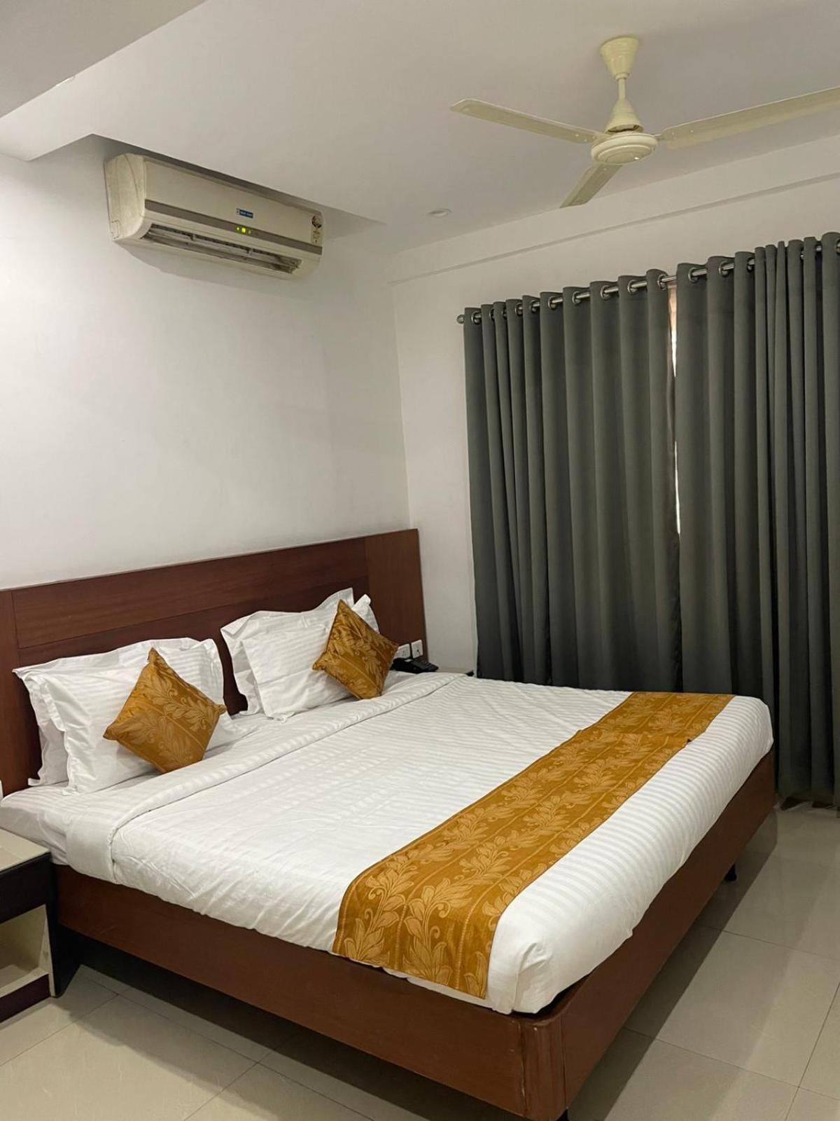 Kallada Sangeetha Hotels Thrissur Bagian luar foto
